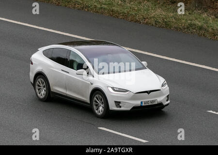 2017 Tesla Model X blanc 75D.effilochage du sud sur l'autoroute M61, près de Manchester, Royaume-Uni. Banque D'Images