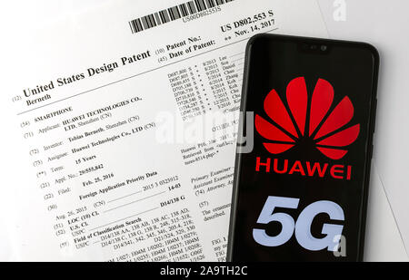 HUAWEI brevet américain sur les technologies brevetées de smartphone chinois aux Etats-Unis et l'appareil mobile avec HUAWEI 5G logo. Banque D'Images