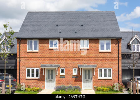 De nouvelles maisons jumelées, le Grove, cricket, façon Haddenham, Buckinghamshire, Angleterre, Royaume-Uni Banque D'Images