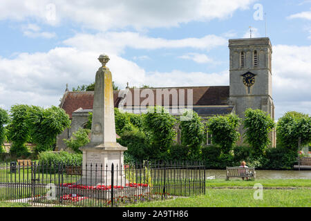 L'église St Mary et War Memorial, canardière, Haddenham, Buckinghamshire, Angleterre, Royaume-Uni Banque D'Images