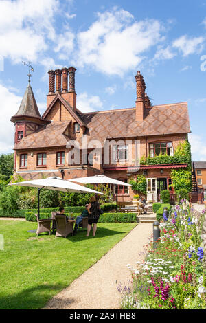 Le jardin de The Five Arrows Hotel, Bar & Restaurant, High Street, Waddesdon, Buckinghamshire, Angleterre, Royaume-Uni Banque D'Images