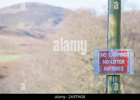 Aucun camping la litière et signe de feu en campagne dans le Lake District Banque D'Images