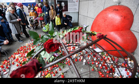 Prague, République tchèque. 17 novembre, 2019. Les gens allument des bougies par le memorial Vaclav Havel par le sculpteur Kurt Gebauer au Square Vaclav Havel entre l'ancien et le nouveau bâtiment du Théâtre National, près de la rue Narodni dans le centre de Prague où les célébrations du 30e anniversaire de la révolution de velours a eu lieu aujourd'hui, le dimanche, Novembre 17, 2019. La rue Narodni était le lieu de la police communiste répression brutale d'une manifestation pacifique d'étudiants le 17 novembre 1989, qui a déclenché la chute du régime communiste en Tchécoslovaquie. Des foules de gens la plaque assiégée t Banque D'Images