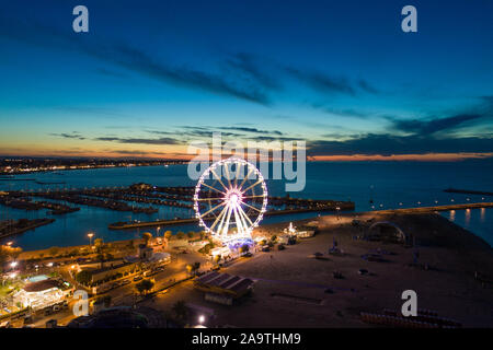 Grande roue de la plage de Rimini, au crépuscule Banque D'Images