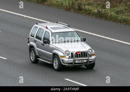 2006 Jeep Cherokee voiture argent en direction sud sur l'autoroute M61, près de Manchester, Royaume-Uni. Banque D'Images