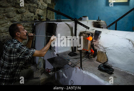 L'Homme de verre soufflé verrier travaillant dans son atelier près de la mosquée Ibrahimi, dans la ville de Cisjordanie d'Hébron, Palestine Banque D'Images