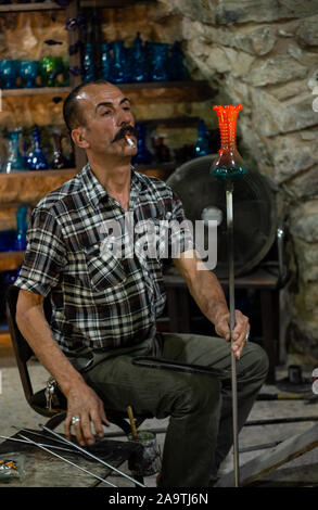 L'Homme de verre soufflé verrier travaillant dans son atelier près de la mosquée Ibrahimi, dans la ville de Cisjordanie d'Hébron, Palestine Banque D'Images