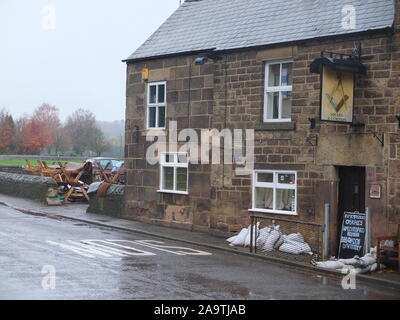 Square & Boussole pub à Darley Bridge avec sable et ruiné les meubles entassés dans parking la semaine après les inondations ont frappé lourd Derbyshire Novembre 2019 Banque D'Images