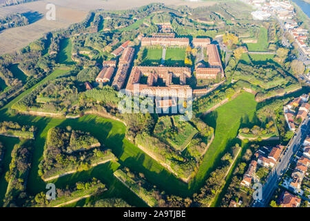 Vue d'hélicoptère de l'antenne de murs, fossés, bastions, terrassements, outworks et des casernes de six étoiles moderne de forme hexagonale forteresse renaissance Cittadella Banque D'Images