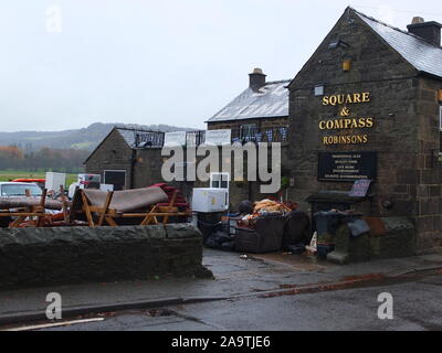 Meubles de ruines entassées dans parking de dommages par inondation pub Square et le pont Compass Darley semaine après les inondations ont frappé lourd Derbyshire Novembre 2019 Banque D'Images