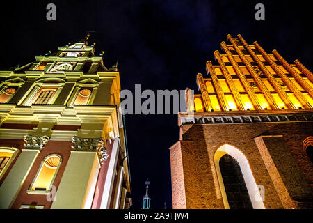 Allumé en façades de bâtiments de l'église des Jésuites et consigner vos bagages St. John's dans la Vieille Ville (Stare Miasto) la nuit à Varsovie, Pologne Banque D'Images