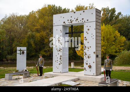 La garde d'honneur au monument "Brana Slobody" (porte de la Liberté) commémoration des gens qui ont été tués sur la frontière en essayant de s'échapper. Banque D'Images