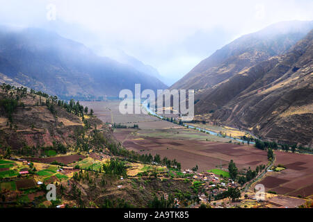 Brume sur la montagne dans la vallée de l'Urubamba. Le Pérou. Banque D'Images