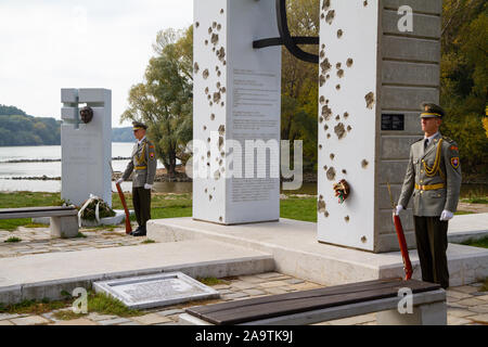 La garde d'honneur au monument "Brana Slobody" (porte de la Liberté) commémoration des gens qui ont été tués sur la frontière en essayant de s'échapper. Banque D'Images