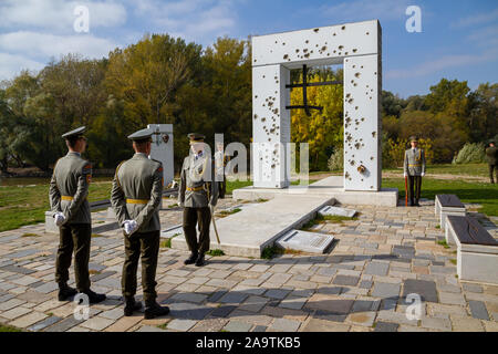 La garde d'honneur au monument "Brana Slobody" (porte de la Liberté) commémoration des gens qui ont été tués sur la frontière en essayant de s'échapper. Banque D'Images