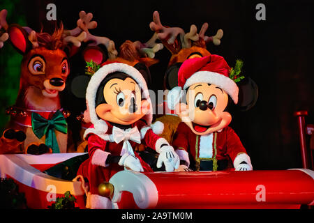 Mickey et Minnie Mouse comme M. et Mme Noël en spectacle de Noël Banque D'Images