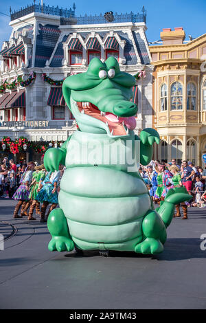 Flotter dans le crocodile de fantasy festival parade au Magic Kingdom Banque D'Images