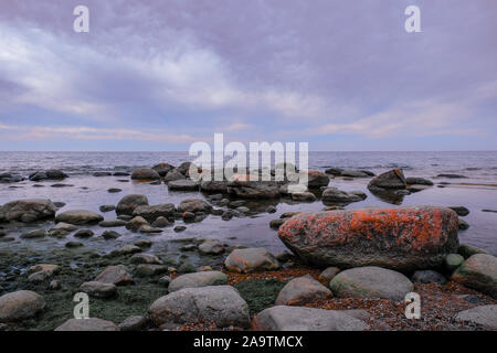 Roches sur un bord de mer. Wild rocky seashore un jour nuageux. Fabuleux paysage marin. Banque D'Images