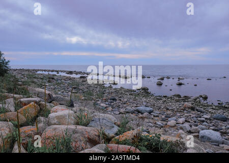 Roches sur un bord de mer. Wild rocky seashore un jour nuageux. Fabuleux paysage marin. Banque D'Images