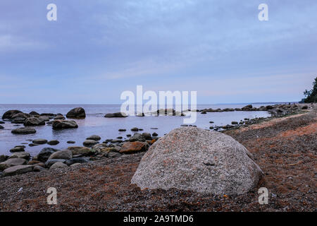 Roches sur un bord de mer. Wild rocky seashore un jour nuageux. Fabuleux paysage marin. Banque D'Images