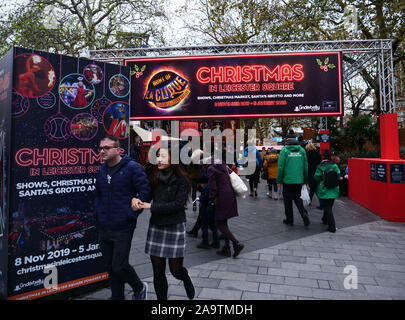 Marché de Noël à Leicester Square, London, England, UK, vu en novembre 2019. Banque D'Images