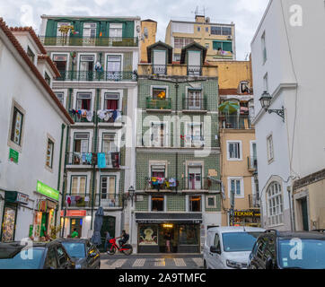 Lisbonne, PORTUGAL - 10ème Août 2019 : Rues et l'architecture de Lisbonne. Montrant la conception du bâtiment et de la culture. Les gens peuvent être vus. Banque D'Images