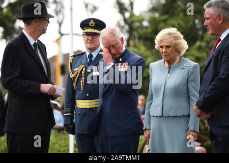 Le Prince de Galles et la duchesse de Cornouailles visite des tombes de soldats qui ont servi dans la Première Guerre mondiale au cours d'une cérémonie de dépôt de gerbes au Monument commémoratif de guerre du Mont Roskill à Auckland, le deuxième jour de la visite royale de Nouvelle-Zélande. Banque D'Images