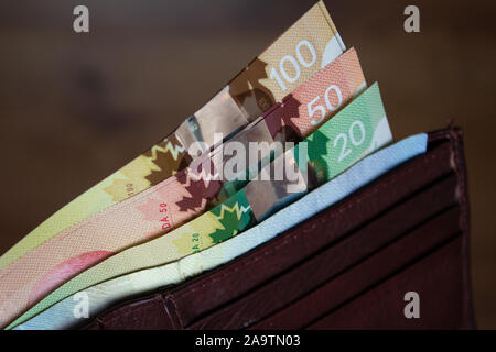 TORONTO, CANADA - 5ème Octobre 2013 : un gros plan pour les notes dans un porte-monnaie Banque D'Images