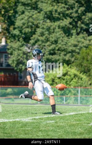 Profil de pleine longueur d'un coup de l'Université Johns Hopkins, joueur de football masculin sur une journée ensoleillée, les coups de la balle au cours de match avec Delaware Valley University, le 5 septembre 2009. À partir de la collection photographique de Homewood. () Banque D'Images