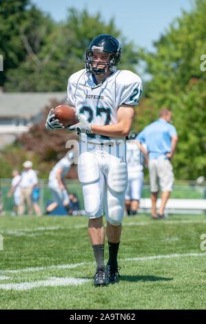 Long Shot d'une université Johns Hopkins, joueur de football masculin sur une journée ensoleillée, la marche tout en tenant la boule au cours de match avec Delaware Valley University, le 5 septembre 2009. À partir de la collection photographique de Homewood. () Banque D'Images