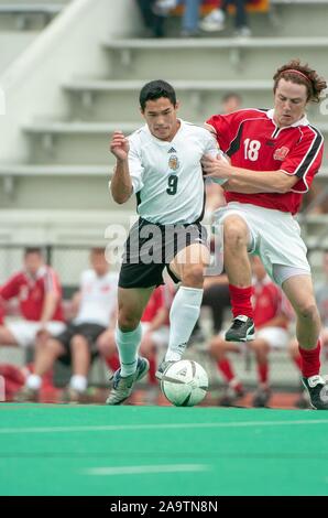 Tourné sur toute la longueur d'un joueur de la Johns Hopkins University Men's Soccer Team en lice pour le ballon contre un adversaire, pendant un match avec Dickinson College, le 2 octobre 2004. À partir de la collection photographique de Homewood. () Banque D'Images