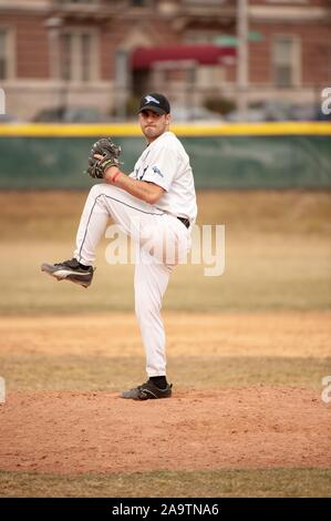 Tourné sur toute la longueur d'un des hommes de l'Université Johns Hopkins, l'équipe de baseball pitcher prépare à lancer la balle lors d'un match avec l'Université Rutgers, le 7 mars 2009. À partir de la collection photographique de Homewood. () Banque D'Images