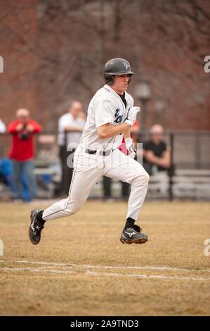 Profil de pleine longueur d'un coup de l'Université Johns Hopkins Men's Baseball joueur d'équipe, exécution d'atteindre une base située à l'occasion d'un match avec l'Université Rutgers, le 7 mars 2009. À partir de la collection photographique de Homewood. () Banque D'Images