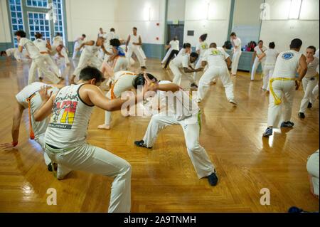 Les étudiants pratiquent la capoeira dans un espace de studio à l'Université Johns Hopkins University, Baltimore, Maryland, le 10 septembre 2010. À partir de la collection photographique de Homewood. () Banque D'Images