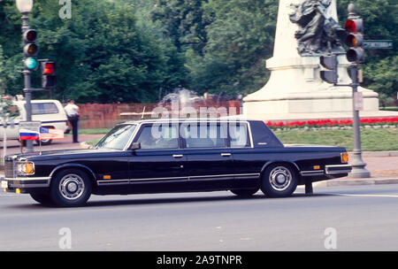 Washington DC, USA, le 15 juin 1992, le président russe Boris YeltsinÕs lecteurs limousine passé Le parc Lafayette sur place à la Maison Blanche pour mettre Eltsine à une autre réunion avec le président des États-Unis George H. W. Bush Banque D'Images