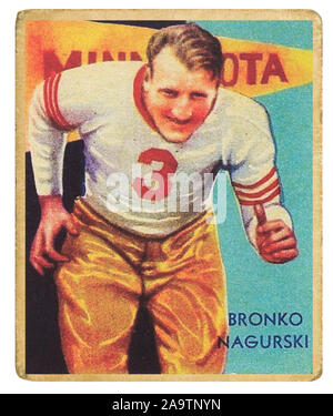 Ancien joueur de football de l'Université du Minnesota Bronko Nagurski sur une nationale 1935 Chicle Co. foot carte. Bronislau Bronko Nagurski est présenté comme un Banque D'Images