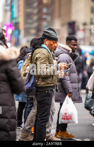 NEW YORK CITY - 14 décembre 2018 : La ville scène de rue avec des gens vu de la ville de New York, Manhattan Banque D'Images