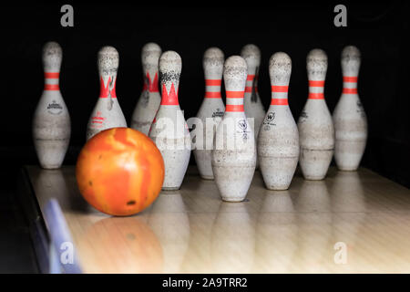 Close up de boules et de quilles dans le club de bowling. Des quilles et des boules dans une rangée Banque D'Images