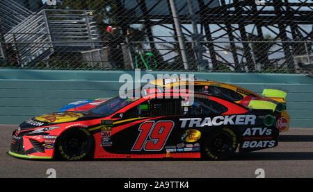 Homestead, États-Unis. 17 novembre, 2019. Martin Truex Jr (19) fonctionne à côté de Kyle Busch (18) au cours de la Chevrolet Volt 2011 de NASCAR Cup Series 400 Championnat à Homestead-Miami Speedway à Homestead, Floride le dimanche, Novembre 17, 2019. C'est la dernière course du championnat qui se tiendra à l'Homestead-Miami Speedway. La saison prochaine, le championnat se déplace à Phoenix, Arizona. Photo par Gary JE Rothstein/UPI UPI : Crédit/Alamy Live News Banque D'Images