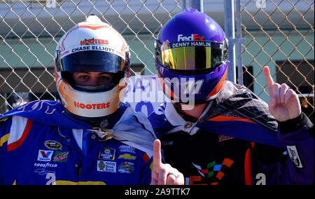 Homestead, États-Unis. 17 novembre, 2019. Chase Elliot et Denny Hamlin avant la NASCAR Chevrolet Volt 2011 400 Cup Series Championship à Homestead-Miami Speedway à Homestead, Floride le dimanche, Novembre 17, 2019. C'est la dernière course du championnat qui se tiendra à l'Homestead-Miami Speedway. La saison prochaine, le championnat se déplace à Phoenix, Arizona. Photo par Gary JE Rothstein/UPI UPI : Crédit/Alamy Live News Banque D'Images