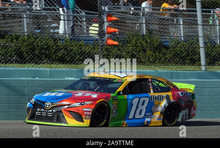 Homestead, États-Unis. 17 novembre, 2019. Kyle Busch entrez le premier virage au cours de la Chevrolet Volt 2011 de NASCAR Cup Series 400 Championnat à Homestead-Miami Speedway à Homestead, Floride le dimanche, Novembre 17, 2019. C'est la dernière course du championnat qui se tiendra à l'Homestead-Miami Speedway. La saison prochaine, le championnat se déplace à Phoenix, Arizona. Photo par Gary JE Rothstein/UPI UPI : Crédit/Alamy Live News Banque D'Images