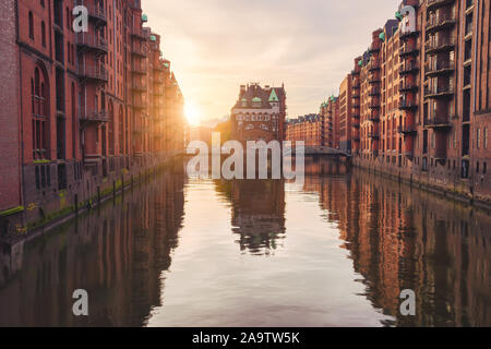 Célèbre quartier historique de l'entrepôt au coucher du soleil rayon doré light situé dans la ville de Hambourg, Allemagne, vieux port de l'Europe. Banque D'Images