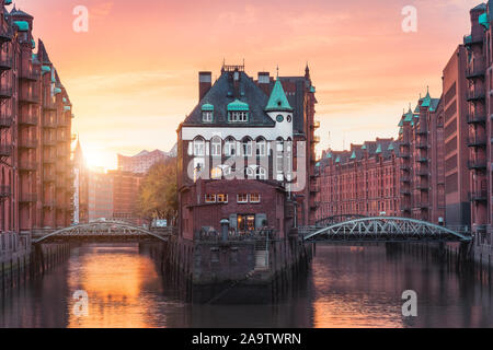 Vieille-ville de Hambourg, Allemagne, port de l'Europe. Célèbre quartier historique de l'entrepôt avec de l'eau château palace au coucher du soleil une lumière dorée. Banque D'Images