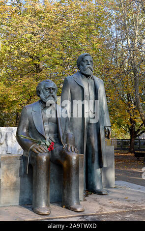 BERLIN, ALLEMAGNE -10 novembre 2019 : les statues de Karl Marx et Friedrich Engels érigé dans le Forum Marx-Engels, un parc à côté de l'Alexanderplatz, par l'évaluation environnementale Banque D'Images