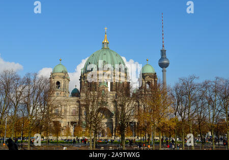 Berliner Dom (Cathédrale de Berlin) sur un dimanche matin d'automne avec la Fernsehturm (tour de télévision) de l'ère communiste à côté Banque D'Images