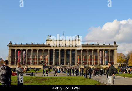 Dimanche matin, les visiteurs à l'extérieur de l'Altes Museum (ancien musée) à Berlin construit en 1830 sur la ville l'Ile aux Musées (Museumsinsel). Banque D'Images