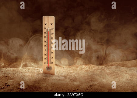 Thermomètre avec température élevée sur le désert avec un fond poussiéreux. Concept de canicule Banque D'Images