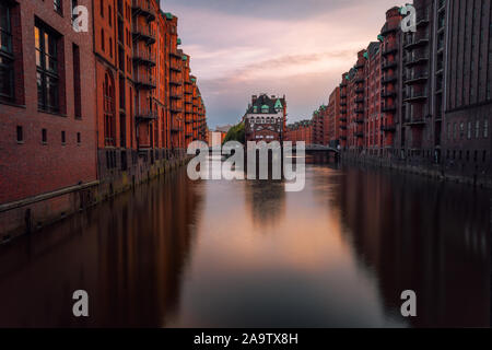 Hambourg, le quartier d'entrepôts Speicherstadt. L'Allemagne, de l'Europe. Voir d'Wandrahmsfleet sur lumière du soir, célèbre visiter situé dans le port de Hambourg. Banque D'Images