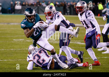 17 novembre 2019 : Philadelphia Eagles Miles running back Sanders (26) s'exécute avec la balle contre New England Patriots J.C. évoluait Jackson (27) et Jonathan Jones évoluait (31) au cours de la NFL match entre les New England Patriots et les Philadelphia Eagles au Lincoln Financial Field à Philadelphie, Pennsylvanie. Christopher Szagola/CSM Banque D'Images