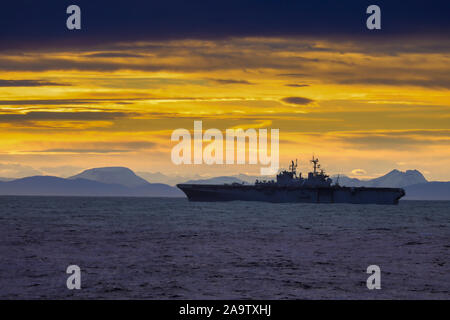 USS Iwo Jima classe Wasp un navire d'assaut amphibie de la Marine américaine au large des côtes de la Norvège Banque D'Images